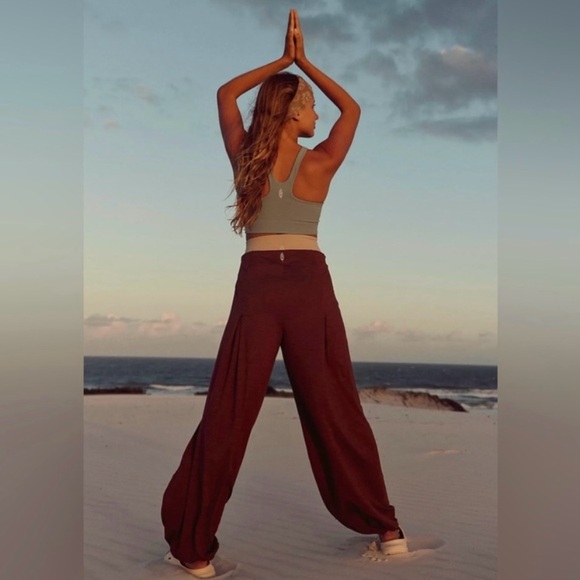 Closeout!▪️NWT Free People Movement Find Your Flow Pants in Argan Oil-M - Picture 1 of 7